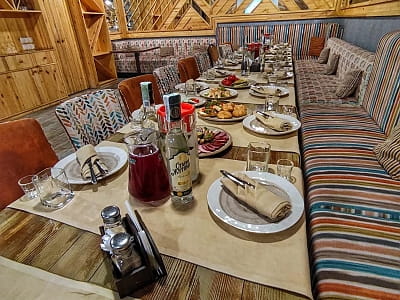 Зал Кришталь ресторана в загородном комплексе «Лубенская Слобода» в живописном уголке Полтавщины, всего в двух километрах от исторического города Лубны