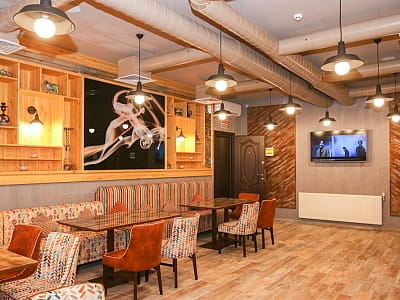 Зал Кришталь ресторана в загородном комплексе «Лубенская Слобода» в живописном уголке Полтавщины, всего в двух километрах от исторического города Лубны