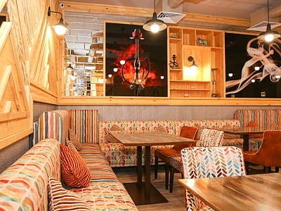 Зал Кришталь ресторана в загородном комплексе «Лубенская Слобода» в живописном уголке Полтавщины, всего в двух километрах от исторического города Лубны