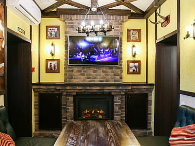 Зал Кантри ресторана в загородном комплексе «Лубенская Слобода» в живописном уголке Полтавщины, всего в двух километрах от исторического города Лубны