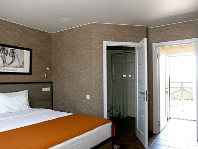 гостиничные номера в загородном комплексе «Лубенская Слобода» в живописном уголке Полтавщины, всего в двух километрах от исторического города Лубны