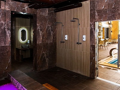 душевые в SPA в загородном комплексе «Лубенская Слобода» в живописном уголке Полтавщины, всего в двух километрах от исторического города Лубны