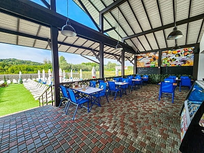 Летняя терраса ресторана в загородном комплексе «Лубенская Слобода» в живописном уголке Полтавщины, всего в двух километрах от исторического города Лубны