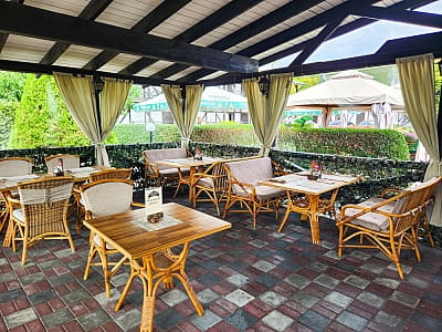 Летняя терраса ресторана в загородном комплексе «Лубенская Слобода» в живописном уголке Полтавщины, всего в двух километрах от исторического города Лубны