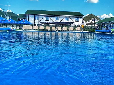 летний открытый бассейн в загородном комплексе «Лубенская Слобода» в живописном уголке Полтавщины, всего в двух километрах от исторического города Лубны