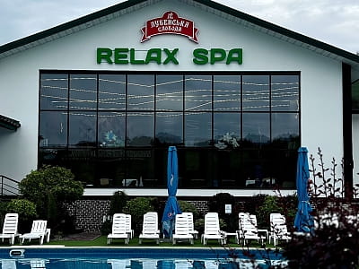 летний открытый бассейн в загородном комплексе «Лубенская Слобода» в живописном уголке Полтавщины, всего в двух километрах от исторического города Лубны