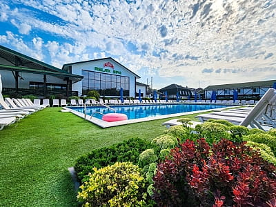 летний открытый бассейн в загородном комплексе «Лубенская Слобода» в живописном уголке Полтавщины, всего в двух километрах от исторического города Лубны