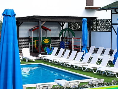 летний открытый бассейн в загородном комплексе «Лубенская Слобода» в живописном уголке Полтавщины, всего в двух километрах от исторического города Лубны