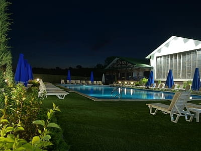 летний открытый бассейн в загородном комплексе «Лубенская Слобода» в живописном уголке Полтавщины, всего в двух километрах от исторического города Лубны