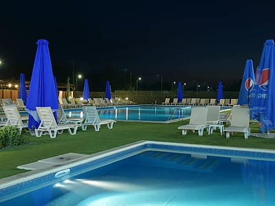 летний открытый бассейн в загородном комплексе «Лубенская Слобода» в живописном уголке Полтавщины, всего в двух километрах от исторического города Лубны