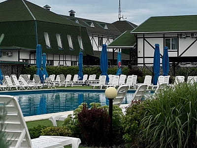 летний открытый бассейн в загородном комплексе «Лубенская Слобода» в живописном уголке Полтавщины, всего в двух километрах от исторического города Лубны