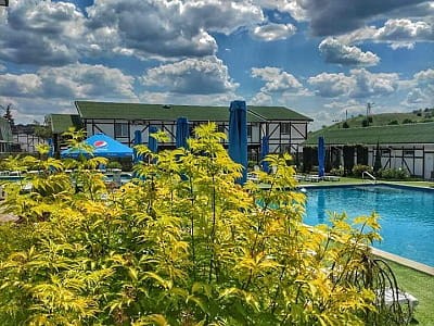 летний открытый бассейн в загородном комплексе «Лубенская Слобода» в живописном уголке Полтавщины, всего в двух километрах от исторического города Лубны