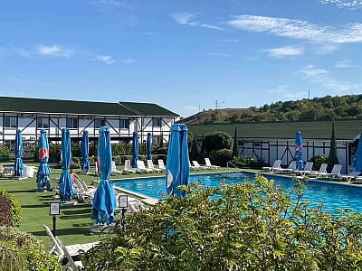 летний открытый бассейн в загородном комплексе «Лубенская Слобода» в живописном уголке Полтавщины, всего в двух километрах от исторического города Лубны