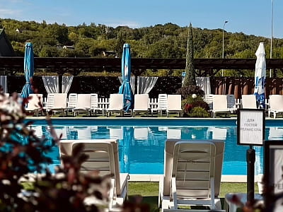 летний открытый бассейн в загородном комплексе «Лубенская Слобода» в живописном уголке Полтавщины, всего в двух километрах от исторического города Лубны