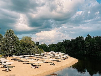 пляж на реке в загородном комплексе «Мыс Доброй Надежды» в селе Глоды Полтавской области на берегу реки Ворскла