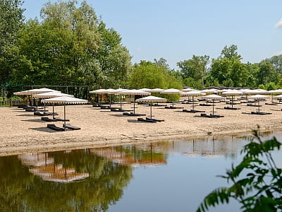 пляж на реке в загородном комплексе «Мыс Доброй Надежды» в селе Глоды Полтавской области на берегу реки Ворскла