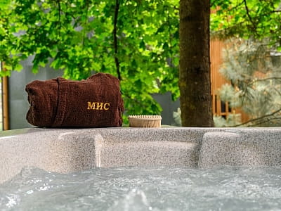 джакузі в заміському комплексі «Мис Доброї Надії» в селі Глоди Полтавської області на березі річки Ворскла