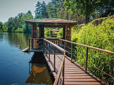 беседки на воде в загородном комплексе «Мыс Доброй Надежды» в селе Глоды Полтавской области на берегу реки Ворскла