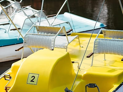 прогулка на катамаранах в загородном комплексе «Мыс Доброй Надежды» в селе Глоды Полтавской области на берегу реки Ворскла