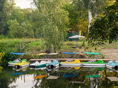 прогулка на катамаранах в загородном комплексе «Мыс Доброй Надежды» в селе Глоды Полтавской области на берегу реки Ворскла
