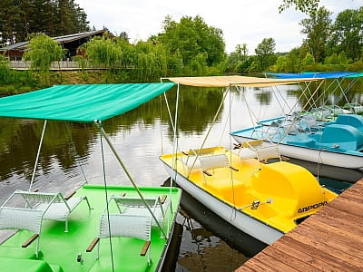 прогулка на катамаранах в загородном комплексе «Мыс Доброй Надежды» в селе Глоды Полтавской области на берегу реки Ворскла