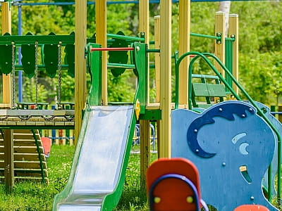 детская площадка в загородном комплексе «Мыс Доброй Надежды» в селе Глоды Полтавской области на берегу реки Ворскла