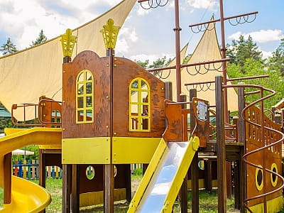 детская площадка в загородном комплексе «Мыс Доброй Надежды» в селе Глоды Полтавской области на берегу реки Ворскла