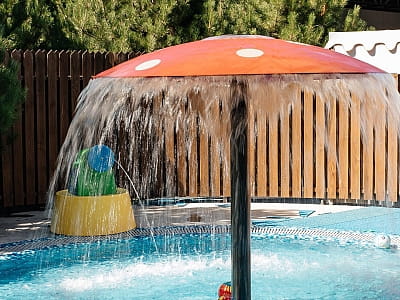 детский летний бассейн в загородном комплексе «Мыс Доброй Надежды» в селе Глоды Полтавской области на берегу реки Ворскла