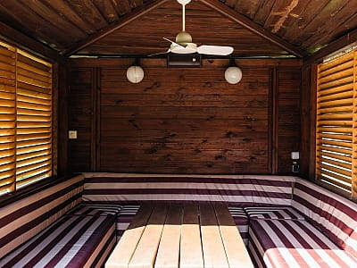 беседки-бунгало в загородном комплексе «Мыс Доброй Надежды» в селе Глоды Полтавской области на берегу реки Ворскла