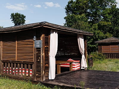 беседки-бунгало в загородном комплексе «Мыс Доброй Надежды» в селе Глоды Полтавской области на берегу реки Ворскла