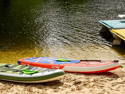 прогулка на SUP-досках в загородном комплексе «Мыс Доброй Надежды» в селе Глоды Полтавской области на берегу реки Ворскла
