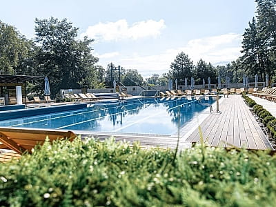 летний открытый бассейн в загородном комплексе «Мыс Доброй Надежды» в селе Глоды Полтавской области на берегу реки Ворскла
