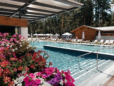 летний открытый бассейн в загородном комплексе «Мыс Доброй Надежды» в селе Глоды Полтавской области на берегу реки Ворскла