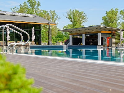 летний открытый бассейн в загородном комплексе «Мыс Доброй Надежды» в селе Глоды Полтавской области на берегу реки Ворскла