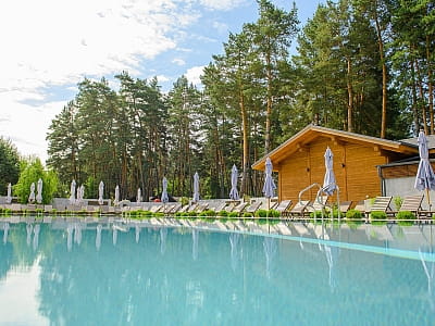 летний открытый бассейн в загородном комплексе «Мыс Доброй Надежды» в селе Глоды Полтавской области на берегу реки Ворскла