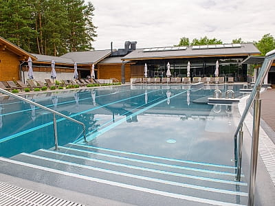 летний открытый бассейн в загородном комплексе «Мыс Доброй Надежды» в селе Глоды Полтавской области на берегу реки Ворскла