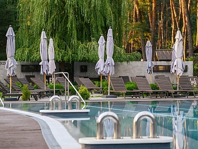 летний открытый бассейн в загородном комплексе «Мыс Доброй Надежды» в селе Глоды Полтавской области на берегу реки Ворскла