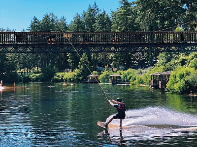 вейкбординг в загородном комплексе «Мыс Доброй Надежды» в селе Глоды Полтавской области на берегу реки Ворскла