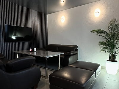 зона отдыха SPA-чана в загородном комплексе «Оазис Пляж» на набережной Ивачевского пруда недалеко от Тернополя