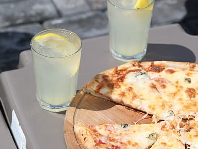 блюда кафе в загородном комплексе «Оазис Пляж» на набережной Ивачевского пруда недалеко от Тернополя