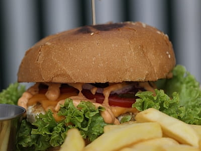 блюда кафе в загородном комплексе «Оазис Пляж» на набережной Ивачевского пруда недалеко от Тернополя