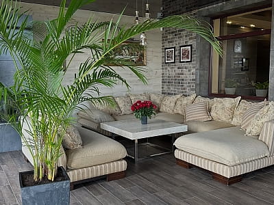 Загородный комплекс «Оазис Пляж» – это сочетание природы, водного отдыха и релакса недалеко от города. Бассейны, пляж, спа-зона и кухня создают комфортные условия для короткого выезда на выходные или более длительного отдыха. 