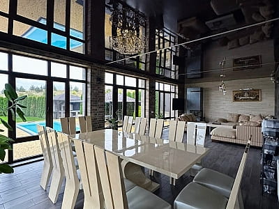 Загородный комплекс «Оазис Пляж» – это сочетание природы, водного отдыха и релакса недалеко от города. Бассейны, пляж, спа-зона и кухня создают комфортные условия для короткого выезда на выходные или более длительного отдыха. 