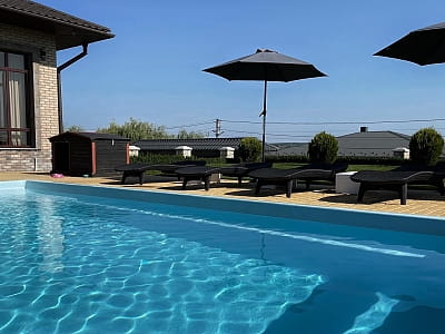 открытый летний бассейн в загородном комплексе «Оазис Пляж» на набережной Ивачевского пруда недалеко от Тернополя