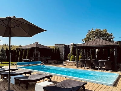 открытый летний бассейн в загородном комплексе «Оазис Пляж» на набережной Ивачевского пруда недалеко от Тернополя