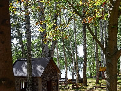 Главным преимуществом комплекса «Орлиное гнездо» является живописное расположение у озера, тишина и зеленая территория. 