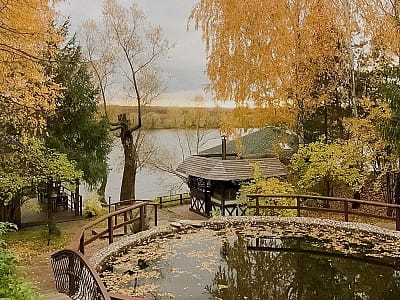 Главным преимуществом комплекса «Орлиное гнездо» является живописное расположение у озера, тишина и зеленая территория. 