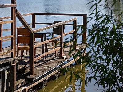 Главным преимуществом комплекса «Орлиное гнездо» является живописное расположение у озера, тишина и зеленая территория. 