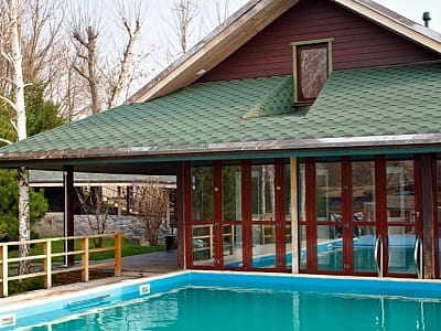 открытый летний бассейн в загородном комплексе «Орлиное гнездо» в селе Суботцы Кировоградской области