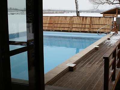 открытый летний бассейн в загородном комплексе «Орлиное гнездо» в селе Суботцы Кировоградской области